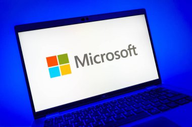 Prag, Çek Cumhuriyeti - 08 01 2025: Microsoft logosunu gösteren dizüstü bilgisayarın yakın görüntüsü. Microsoft yazılım, donanım ve hizmet sunan bir teknoloji şirketidir..