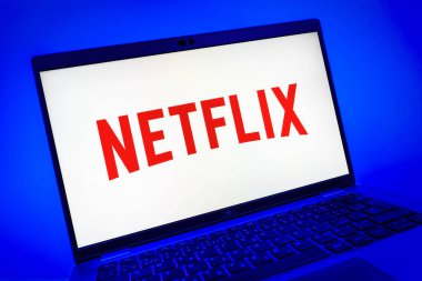 Prag, Çek Cumhuriyeti - 08 01 2025: Netflix logosunu gösteren dizüstü bilgisayarın yakın görüntüsü. Netflix sinema ve televizyon programları için bir yayın platformudur..