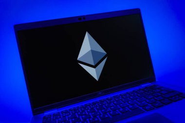Prag, Çek Cumhuriyeti - 08 01 2025: Ethereum logosunu gösteren dizüstü bilgisayarın yakın görüntüsü. Ethereum merkezi olmayan uygulamalar ve kripto için bir engelleme platformudur..