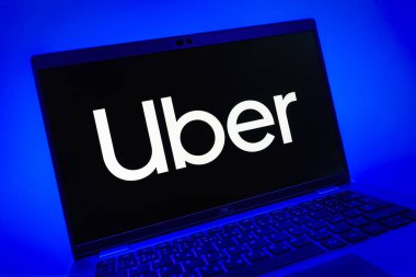 Prag, Çek Cumhuriyeti - 08 01 2025: Uber logosunu gösteren dizüstü bilgisayarın yakın görüntüsü. Uber ulaşım ve dağıtım hizmetleri için bir gezinti selamlama uygulaması.