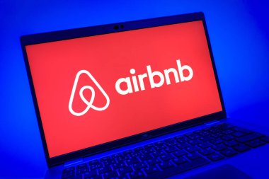 Prag, Çek Cumhuriyeti - 08 01 2025: Airbnb logosunu gösteren dizüstü bilgisayarın yakın görüntüsü. Airbnb dünya çapında kısa vadeli konaklama için bir platformdur..