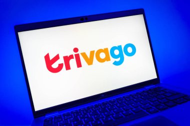 Prag, Çek Cumhuriyeti - 08 01 2025: Trivago logosunu gösteren dizüstü bilgisayarın yakın görüntüsü. Trivago otel fiyatlarını ve anlaşmaları karşılaştırmak için bir platform..