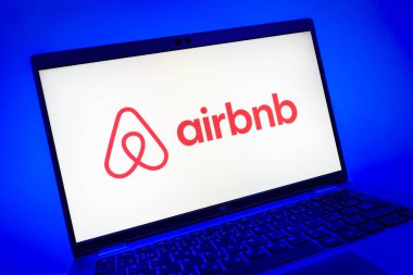 Prag, Çek Cumhuriyeti - 08 01 2025: Airbnb logosunu gösteren dizüstü bilgisayarın yakın görüntüsü. Airbnb dünya çapında kısa vadeli konaklama için bir platformdur..