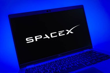 Prag, Çek Cumhuriyeti - 08 01 2025: SpaceX logosunu gösteren dizüstü bilgisayarın yakın görüntüsü. SpaceX uzay keşfi ve roket fırlatmaları için özel bir şirkettir..
