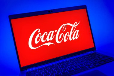 Prag, Çek Cumhuriyeti - 08 01 2025: Coca-Cola logosunu gösteren dizüstü bilgisayarın yakın görüntüsü. Coca-Cola meşrubatlarıyla tanınan bir içecek şirketidir..