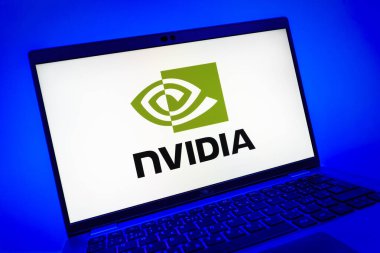 Prag, Çek Cumhuriyeti - 08 01 2025: NVIDIA logosunu gösteren dizüstü bilgisayarın yakın görüntüsü. NVIDIA, GPU ve yapay zeka donanımı alanında uzmanlaşmış bir teknoloji şirketidir..
