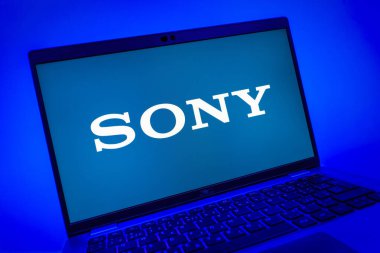 Prag, Çek Cumhuriyeti - 08 01 2025: Sony logosunu gösteren dizüstü bilgisayarın yakın görüntüsü. Sony elektronik, oyun ve eğlence üreten bir teknoloji şirketidir..