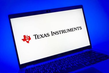Prag, Çek Cumhuriyeti - 08 01 2025: Texas Instruments logosunu gösteren dizüstü bilgisayarın yakın görüntüsü. Texas Instruments yarı iletken ve elektronik üreten bir şirket..