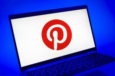 Prag, Çek Cumhuriyeti - 08 01 2025: Pinterest logosunu gösteren dizüstü bilgisayarın yakın görüntüsü. Pinterest fikirleri görsel olarak keşfetmek ve kaydetmek için bir platformdur..