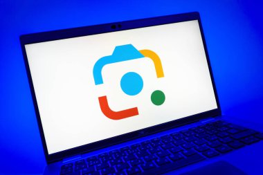 Prag, Çek Cumhuriyeti - 08 01 2025: Google Lens logosunu gösteren dizüstü bilgisayarın yakın görüntüsü. Google Lens, resimlerdeki görsel arama ve bilgi için kullanılan bir araçtır..