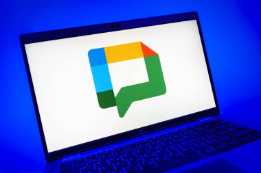 Prag, Çek Cumhuriyeti - 08 01 2025: Google Chat logosunu gösteren dizüstü bilgisayarın yakın görüntüsü. Google Chat mesajlaşma ve takım işbirliği için bir platformdur.