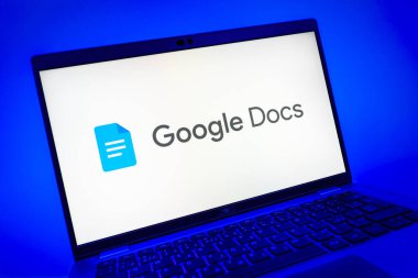 Prag, Çek Cumhuriyeti - 08 01 2025: Google Docs logosunu gösteren dizüstü bilgisayarın yakın görüntüsü. Google Docs metin belgeleri oluşturmak ve düzenlemek için bir platformdur.