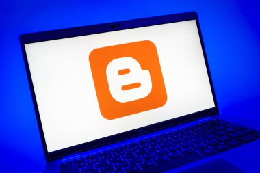 Prag, Çek Cumhuriyeti - 08 01 2025: Blogger logosunu gösteren dizüstü bilgisayarın yakın görüntüsü. Blogger blog oluşturma ve yayınlama için bir platformdur.