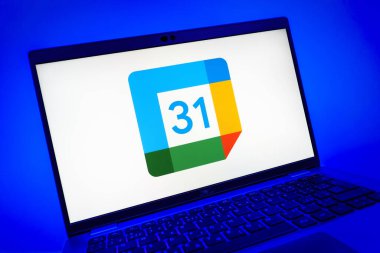 Prag, Çek Cumhuriyeti - 08 01 2025: Google Takvim logosunu gösteren dizüstü bilgisayarın yakın görüntüsü. Google Takvimi olayları zamanlamak ve yönetmek için bir platformdur.