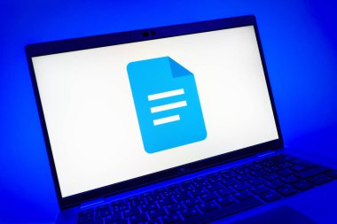 Prag, Çek Cumhuriyeti - 08 01 2025: Google Docs logosunu gösteren dizüstü bilgisayarın yakın görüntüsü. Google Docs metin belgeleri oluşturmak ve düzenlemek için bir platformdur.