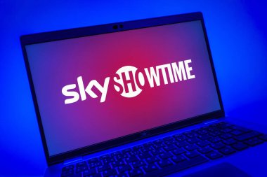 Prag, Çek Cumhuriyeti - 08 01 2025: SkyShowtime logosunu gösteren dizüstü bilgisayarın yakın görüntüsü. SkyShowtime, sinema ve televizyon dizileri için bir yayın platformudur..
