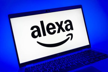 Prag, Çek Cumhuriyeti - 08 01 2025: Alexa logosunu gösteren dizüstü bilgisayarın yakın görüntüsü. Alexa akıllı aygıtlar ve servisler için ses asistanıdır.