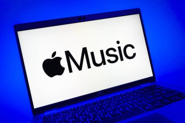 Prag, Çek Cumhuriyeti - 08 01 2025: Apple Music logosunu gösteren dizüstü bilgisayarın yakın görüntüsü. Apple Music müzik için bir platformdur..