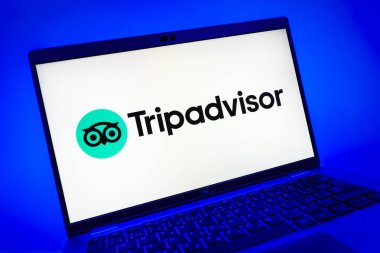 Prag, Çek Cumhuriyeti - 08 01 2025: TripDanışman logosunu gösteren dizüstü bilgisayarın yakın görüntüsü. Seyahat danışmanı seyahat değerlendirmeleri, rezervasyonlar ve tavsiyeler için bir platformdur..