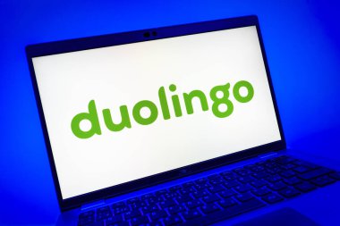 Prag, Çek Cumhuriyeti - 08 01 2025: Duolingo logosunu gösteren dizüstü bilgisayarın yakın görüntüsü. Duolingo interaktif olarak dil öğrenmek için bir platformdur..