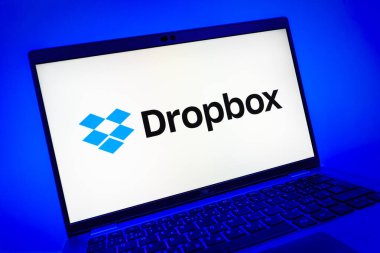 Prag, Çek Cumhuriyeti - 08 01 2025: Dropbox logosunu gösteren dizüstü bilgisayarın yakın görüntüsü. Dropbox bulut depolama ve dosya paylaşımı için bir platformdur.