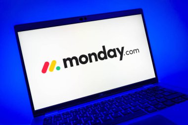 Prag, Çek Cumhuriyeti - 08 01 2025: Monday.com logosunu gösteren dizüstü bilgisayarın yakın görüntüsü. Monday.com proje yönetimi ve takım işbirliği için bir platformdur.