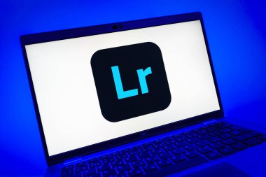 Prag, Çek Cumhuriyeti - 08 01 2025: Lightroom logosunu gösteren dizüstü bilgisayarın yakın görüntüsü. Lightroom fotoğraf düzenleme ve yönetim için bir yazılımdır..