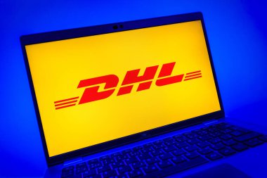 Prag, Çek Cumhuriyeti - 08 01 2025: DHL logosunu gösteren dizüstü bilgisayarın yakın görüntüsü. DHL uluslararası nakliye hizmeti sunan bir lojistik şirketidir..