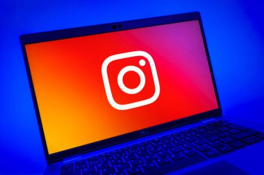 Prag, Çek Cumhuriyeti - 08 01 2025: Instagram logosunu gösteren dizüstü bilgisayarın yakın görüntüsü. Instagram fotoğraf ve video paylaşımı için bir sosyal medya platformudur..