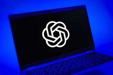 Prag, Çek Cumhuriyeti - 08 01 2025: OpenAI logosunu gösteren dizüstü bilgisayarın yakın görüntüsü. OpenAI, yapay zeka modelleri ve uygulamaları geliştiren bir platformdur..