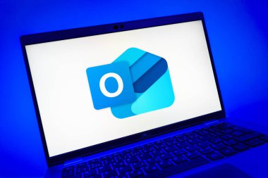 Prag, Çek Cumhuriyeti - 08 01 2025: Outlook logosunu gösteren dizüstü bilgisayarın yakın görüntüsü. Outlook iletileri göndermek ve yönetmek için bir e- posta platformudur.