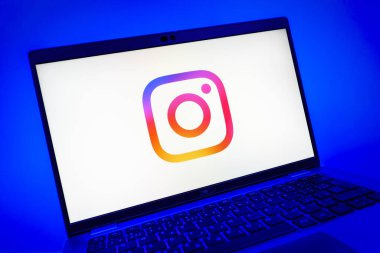 Prag, Çek Cumhuriyeti - 08 01 2025: Instagram logosunu gösteren dizüstü bilgisayarın yakın görüntüsü. Instagram fotoğraf ve video paylaşımı için bir sosyal medya platformudur..