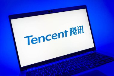 Prag, Çek Cumhuriyeti - 08 01 2025: Tencent logosunu gösteren dizüstü bilgisayarın yakın görüntüsü. Tencent internet hizmetleri ve oyunlar sağlayan bir teknoloji şirketidir..
