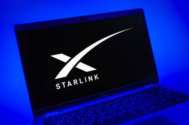 Prag, Çek Cumhuriyeti - 08 01 2025: Starlink logosunu gösteren dizüstü bilgisayarın yakın görüntüsü. Starlink küresel bağlantı sağlayan bir uydu internet hizmetidir.