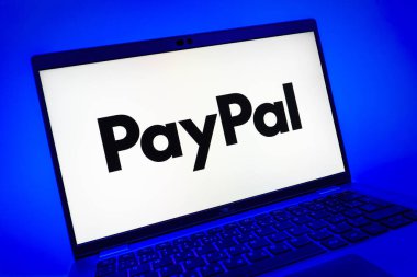 Prag, Çek Cumhuriyeti - 08 01 2025: PayPal logosunu gösteren dizüstü bilgisayarın yakın görüntüsü. PayPal çevrimiçi ödemeler ve para transferleri için bir platformdur.