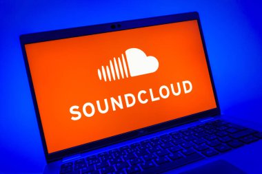 Prag, Çek Cumhuriyeti - 08 01 2025: SoundCloud logosunu gösteren dizüstü bilgisayarın yakın görüntüsü. SoundCloud müzik paylaşımı ve yayını için bir platformdur..