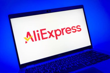 Prag, Çek Cumhuriyeti - 08 01 2025: AliExpress logosunu gösteren dizüstü bilgisayarın yakın görüntüsü. AliExpress, küresel çapta bir alışveriş ürünleri çevrimiçi pazarıdır..