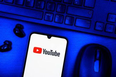 Prag, Çek Cumhuriyeti - 08 09 2025: Youtube logosunu gösteren bir telefonun olduğu bir masanın yukarıdan görünüşü. Youtube dünya çapında videoları izlemek ve paylaşmak için bir platform.