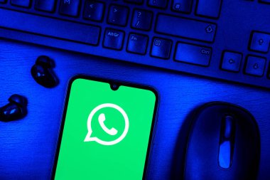 Prag, Çek Cumhuriyeti - 08 09 2025: WhatsApp logosunu gösteren bir telefonun olduğu bir masanın yukarıdan görünüşü. WhatsApp mesaj, çağrı ve medya göndermek için bir uygulamadır.