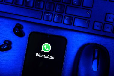 Prag, Çek Cumhuriyeti - 08 09 2025: WhatsApp logosunu gösteren bir telefonun olduğu bir masanın yukarıdan görünüşü. WhatsApp mesaj, çağrı ve medya göndermek için bir uygulamadır.