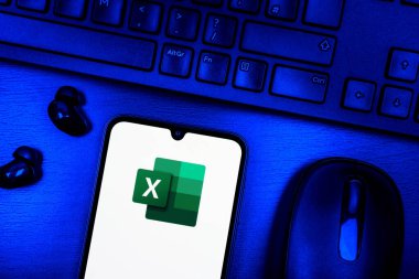 Prag, Çek Cumhuriyeti - 08 09 2025: Excel logosunu gösteren bir telefonun olduğu bir masanın yukarıdan görünüşü. Excel, tablo, veri analizi ve hesaplamalar için bir yazılımdır..