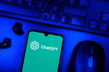 Prag, Çek Cumhuriyeti - 08 09 2025: Üstünde ChatGPT logosu olan bir masanın yukarıdan görünüşü. ChatGPT metin üretmek ve soruları cevaplamak için bir yapay zeka sohbet robotudur..