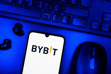 Prag, Çek Cumhuriyeti - 08 09 2025: Bybit logosunu gösteren bir telefonun olduğu bir masanın yukarıdan görünüşü. Bybit şifreli para ve türev ticareti için bir platformdur.