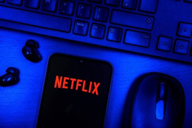 Prag, Çek Cumhuriyeti - 08 09 2025: Netflix logosunu gösteren bir masanın yukarıdan aşağı görüntüsü. Netflix sinema ve televizyon programları için bir yayın platformudur..