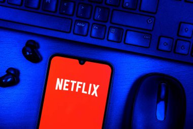 Prag, Çek Cumhuriyeti - 08 09 2025: Netflix logosunu gösteren bir masanın yukarıdan aşağı görüntüsü. Netflix sinema ve televizyon programları için bir yayın platformudur..