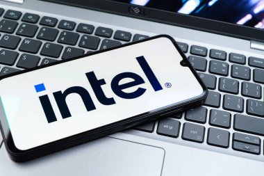 Prag, Çek Cumhuriyeti - 08 01 2025: Bilgisayarın klavyesinde duran bir cep telefonu Intel logosunu gösterir. Intel işlemci ve bilgisayar donanımı üreten bir teknoloji şirketidir..