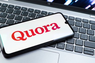 Prag, Çek Cumhuriyeti - 08 01 2025: Klavyede duran bir cep telefonu Quora logosunu gösteriyor. Quora soru sormak ve bilgi paylaşmak için bir platformdur..