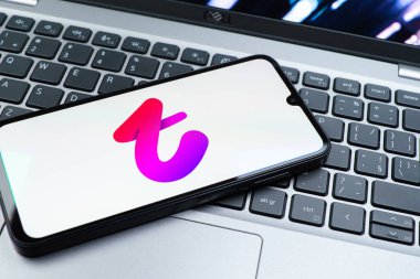 Prag, Çek Cumhuriyeti - 08 01 2025: Dizüstü bilgisayarın üzerinde duran bir cep telefonu Tango logosunu gösteriyor. Tango, görüntülü aramalar, mesajlar ve canlı yayınlar için sosyal bir uygulama..