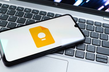 Prag, Çek Cumhuriyeti - 08 01 2025: Dizüstü bilgisayarda bulunan bir cep telefonu Google Keep logosunu görüntüler. Google Keep notlar, listeler ve hatırlatıcılar için bir platformdur.
