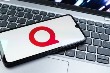 Prag, Çek Cumhuriyeti - 08 01 2025: Klavyede duran bir cep telefonu Quora logosunu gösteriyor. Quora soru sormak ve bilgi paylaşmak için bir platformdur..